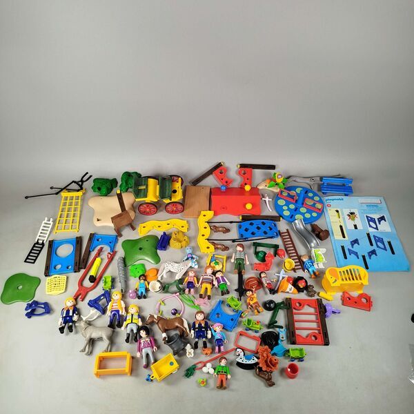 Playmobil Bundle Zoo & Reiterhof 3145 5568 Figuren & Tieree | mehrfarbig, image 1 of 5