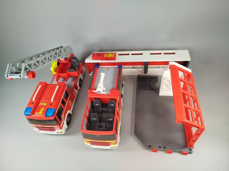 Playmobil Feuerwehrset mit Station, 2 Fahrzeugen and Zubehör | multicolored 4