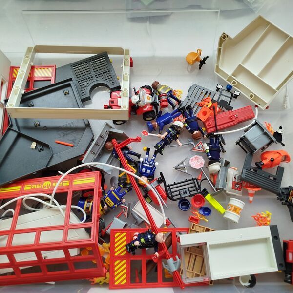 Playmobil Feuerwehrstation 4512 – Set mit Figuren & Fahrzeugen | mehrfarbig 4