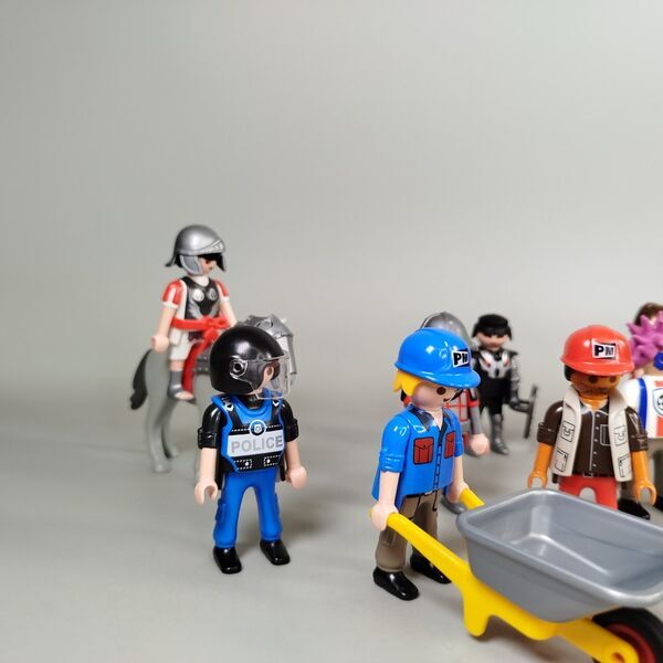 Playmobil Figuren & Tiere Set von 18 - Bauarbeiter, Ritter, Polizei, Pferde | mehrfarbig 2