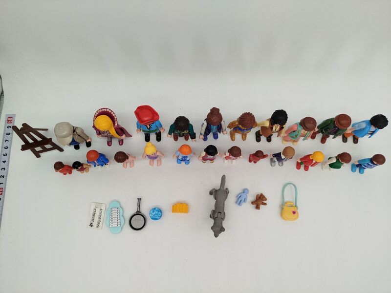 Playmobil Figuren Set von 23 - mit Zubehör | mehrfarbig 2