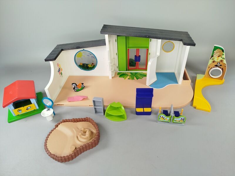 Playmobil Kindertagesstätte Spielset - mit Gebäude, Zubehör & 8 Figuren | mehrfarbig 1