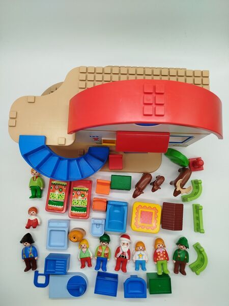 Playmobil Weihnachtswohnhaus mit Figuren & Zubehör | multicolored 1