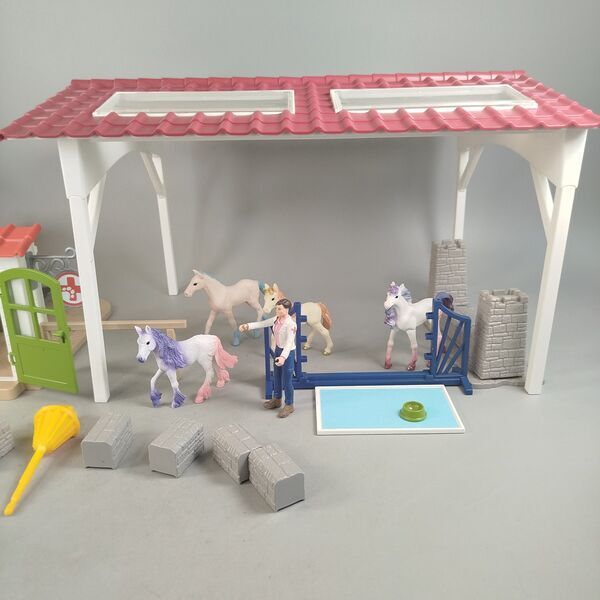 Schleich Bundle Bauernhof Stall, Silo & Tierarztpraxis mit Pferdefigurene | mehrfarbig, image 1 of 4