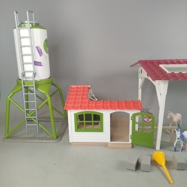 Schleich Bundle Bauernhof Stall, Silo & Tierarztpraxis mit Pferdefigurene | mehrfarbig, image 2 of 4