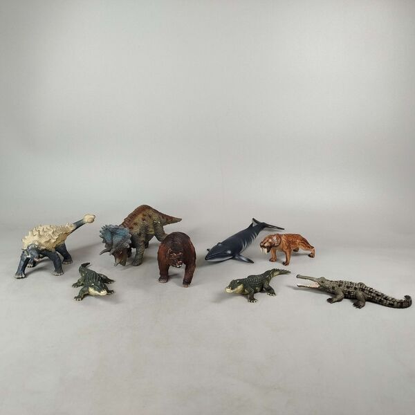 Schleich Bundle Tierfiguren Set von 8 Dinosaurier, Bär, Wal & Krokodilee | mehrfarbig, image 1 of 3