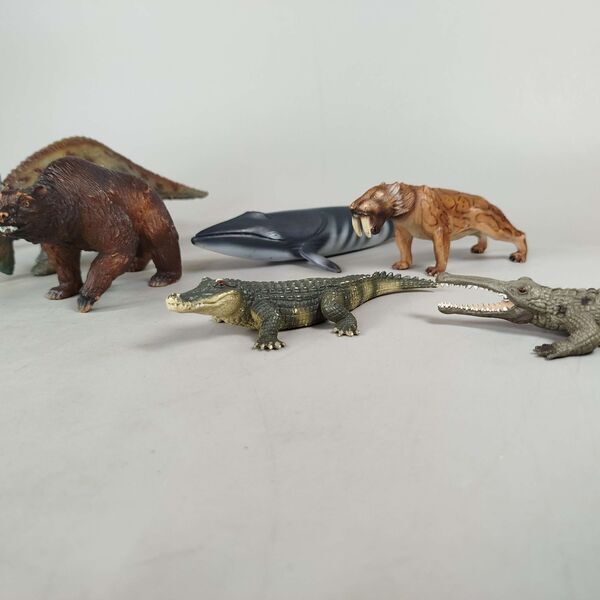 Schleich Bundle Tierfiguren Set von 8 Dinosaurier, Bär, Wal & Krokodilee | mehrfarbig, image 2 of 3