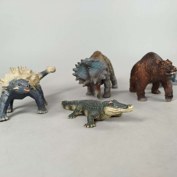 Schleich Bundle Tierfiguren Set von 8 Dinosaurier, Bär, Wal & Krokodilee | mehrfarbig, image 3 of 3