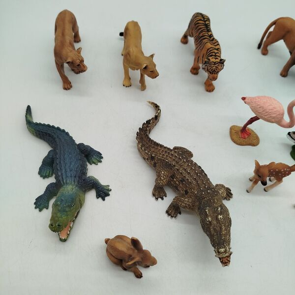 Schleich Bundle Wildnis set von 13 Tierfiguren | multicolored, image 1 of 3
