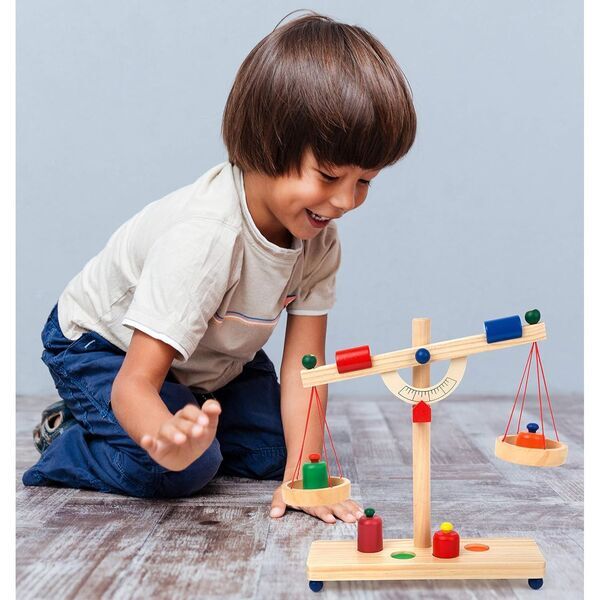 Small Foot Balkenwaage aus Holz | ljusbrun 3