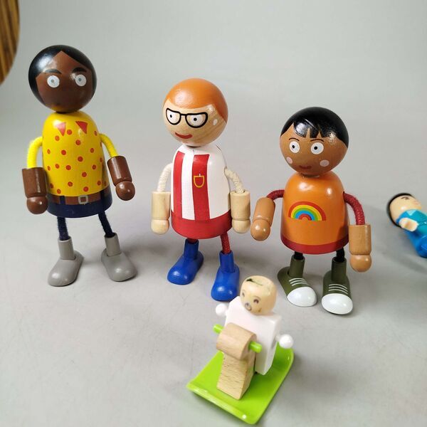 small foot Bundle Holz Set von 11 Figurene | mehrfarbig, image 2 of 5