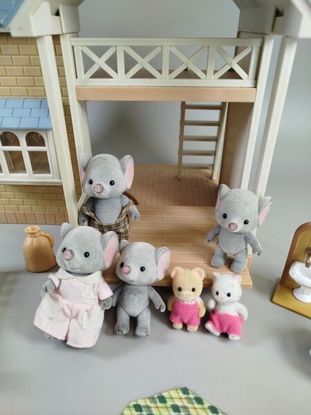 Sylvanian Families Riverside Lodge Haus mit Figuren, Möbeln, Zubehör | mehrfarbig 2