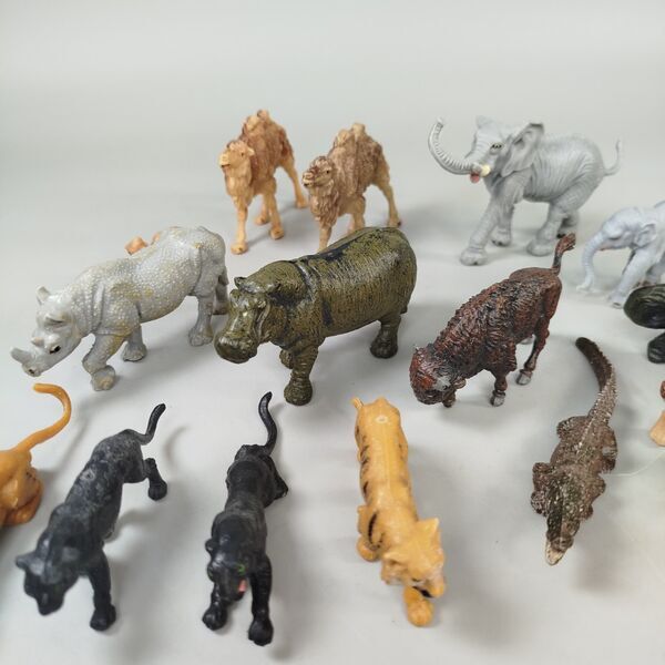 Tierfiguren Set von 16 aus Savanne, Regenwald und Wüste | mehrfarbig 3