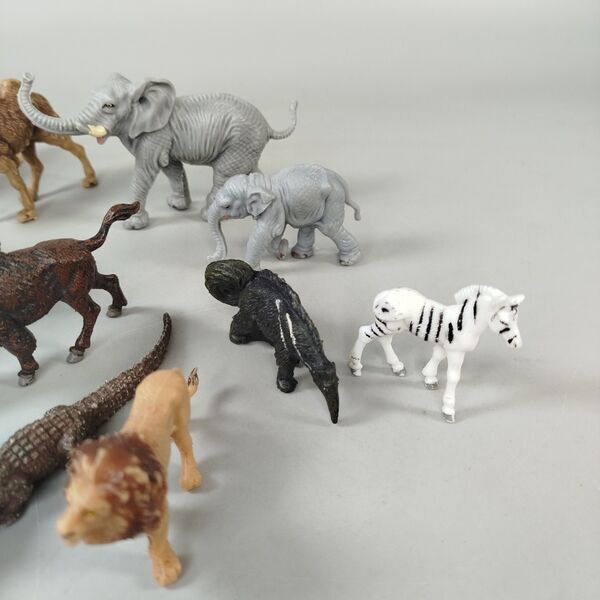 Tierfiguren Set von 16 aus Savanne, Regenwald und Wüste | mehrfarbig 4