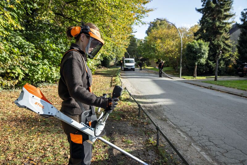 STIHL FSA 135 Akku-Motorsense im Set | orange/grau/schwarz 2