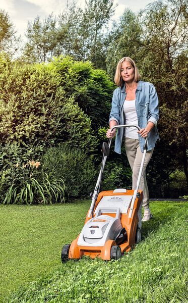 STIHL RMA 339 Akkukäyttöinen ruohonleikkurisarja, jossa on AK 30 -akku ja AL 101 -laturi | oranssi/valkoinen/musta 2